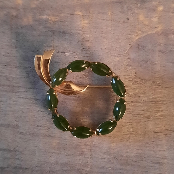 Vintage Curtis Creation Green Jade Circle Wreath Brooch - Picture 3 of 10